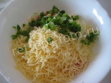 Тарталетки с колбасой, сыром и помидорами
