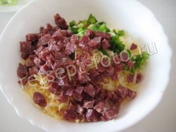 Тарталетки с колбасой, сыром и помидорами