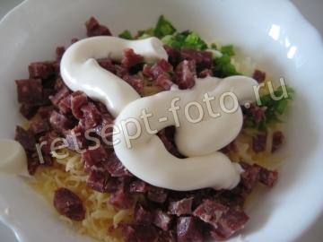 Тарталетки с колбасой, сыром и помидорами