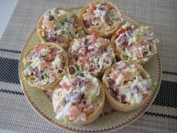Тарталетки с колбасой, сыром и помидорами