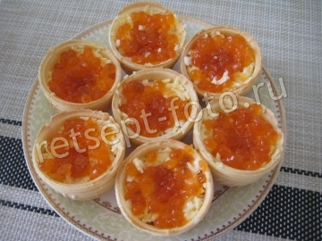 Тарталетки с красной икрой и сыром