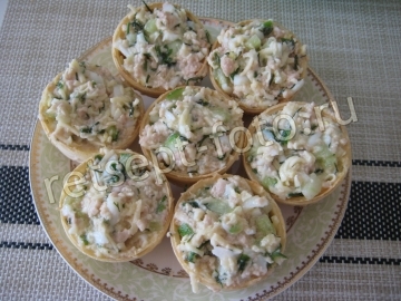 Тарталетки с печенью трески, яйцом и огурцом