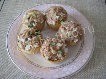Тарталетки с тунцом и огурцом