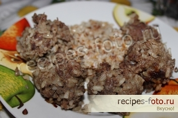 Тефтели из фарша с рисом на сковороде