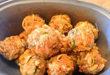 Тефтели с макаронами в сливочном соусе с грибами