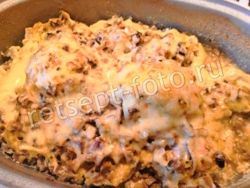 Тефтели с макаронами в сливочном соусе с грибами