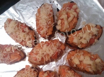 Теплая брускетта с помидорами и сыром