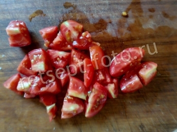 Теплый салат с баклажанами, помидорами и перцем