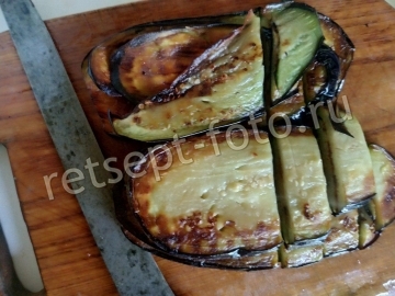 Теплый салат с баклажанами, помидорами и перцем