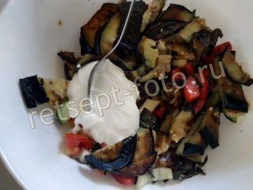 Теплый салат с баклажанами, помидорами и перцем