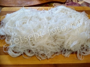 Теплый салат с фунчозой и овощами