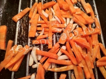Теплый салат с фунчозой и овощами