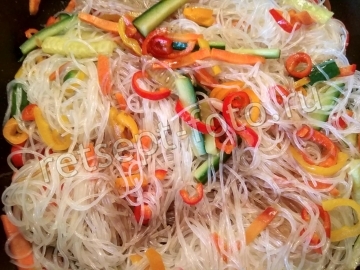 Теплый салат с фунчозой и овощами