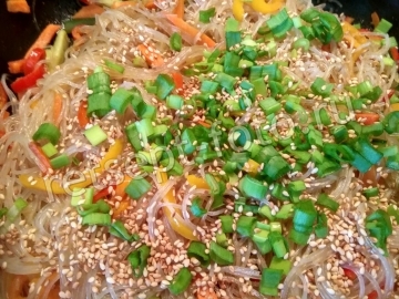 Теплый салат с фунчозой и овощами