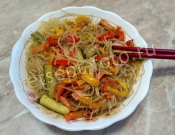 Теплый салат с фунчозой и овощами