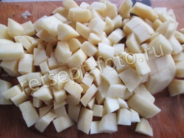Теплый салат с картофелем и колбасой