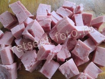 Теплый салат с картофелем и колбасой
