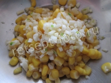 Теплый салат с картофелем и колбасой