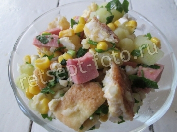 Теплый салат с картофелем и колбасой