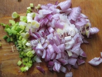 Теплый салат с картофелем и рыбными консервами