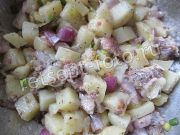 Теплый салат с картофелем и рыбными консервами