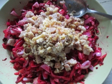 Теплый салат с курицей и свежими овощами