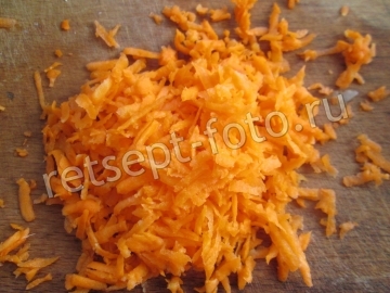 Теплый салат с жареной картошкой и квашеной капустой