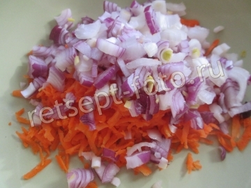 Теплый салат с жареной картошкой и квашеной капустой