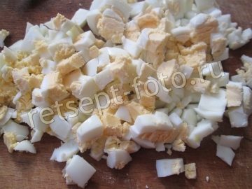 Теплый салат с жареной картошкой и квашеной капустой