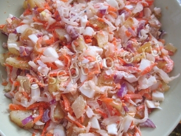 Теплый салат с жареной картошкой и квашеной капустой