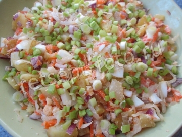 Теплый салат с жареной картошкой и квашеной капустой