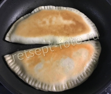 Тонкие жареные пирожки с творогом и зеленью