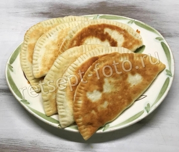 Тонкие жареные пирожки с творогом и зеленью