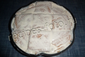 Торт без выпечки из печенья и сметаны