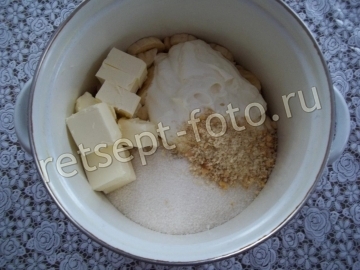 Торт без выпечки из печенья с бананом и сметаной