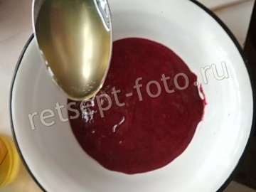 Торт с творогом и черной смородиной с желатином