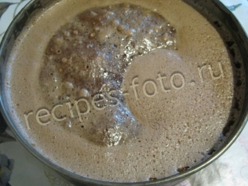 Торт со сметанным кремом и глазурью (хорошо пропитанный)