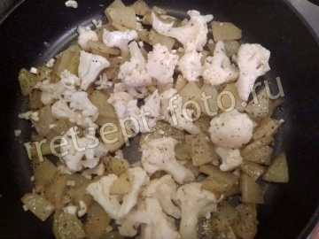 Цветная капуста с картошкой и горошком на сковороде