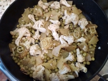 Цветная капуста с картошкой и горошком на сковороде