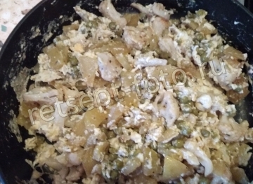 Цветная капуста с картошкой и горошком на сковороде