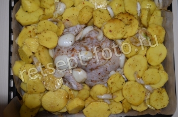 Цыпленок с картошкой запеченный в духовке