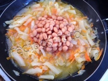 Тушеная капуста с фасолью