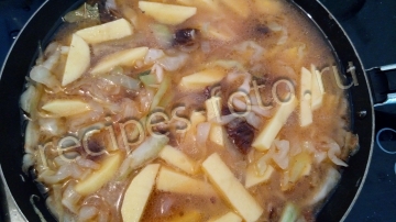Тушеная капуста с грибами и картошкой