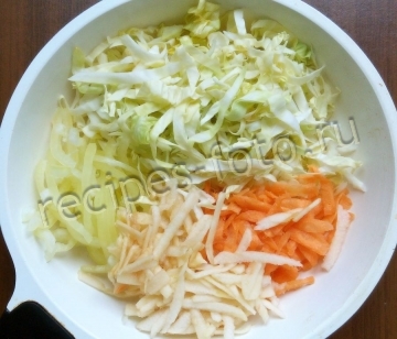 Тушеная капуста с яблоками без мяса на сковороде