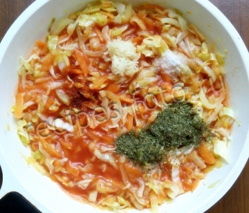 Тушеная капуста с яблоками без мяса на сковороде