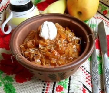 Тушеная капуста с яблоками без мяса на сковороде