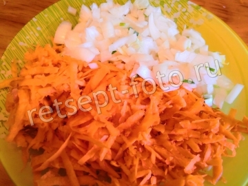 Тушеная капуста с картошкой и сосисками на сковороде