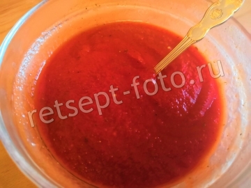 Тушеная капуста с картошкой и сосисками на сковороде