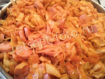 Тушеная капуста с картошкой и сосисками на сковороде