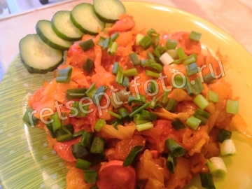 Тушеная капуста с картошкой и сосисками на сковороде